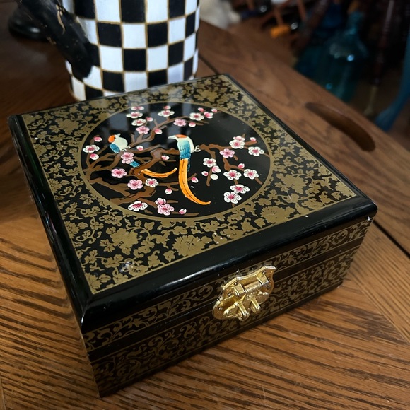 Vintage Black Lacquer Jewelry Box - Picture 3 of 12